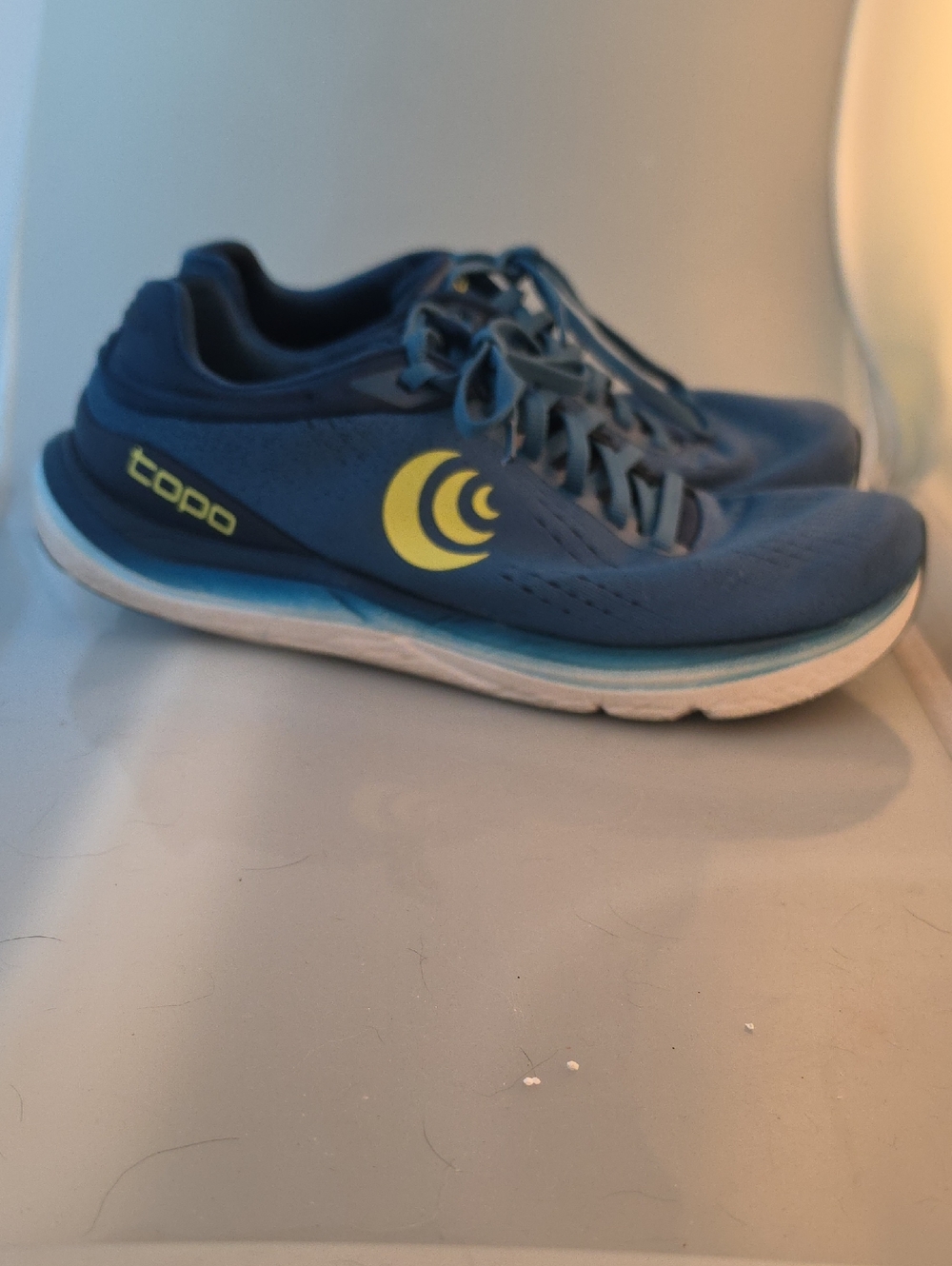 Topo Magnifly 5 Athletic Men's Blue Running Sneakers with Yellow Accent